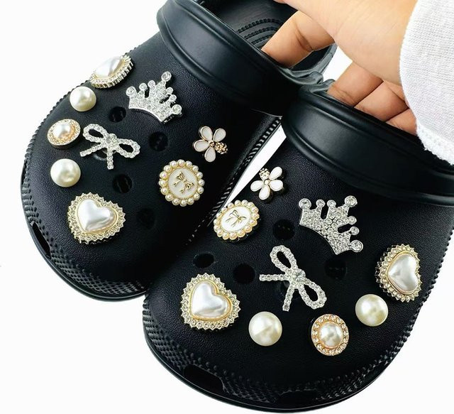 FHLDING Schuhcharms-Set, 18-teilig, Diamanten, herzförmige Schleifen, Kronen, Perlen - Bild 1