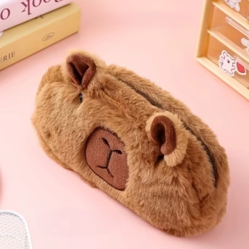 Plüsch-Stiftetui Capybara in Braun als praktische Aufbewahrungsbox für Schreibwaren und Make-up - Bild 2