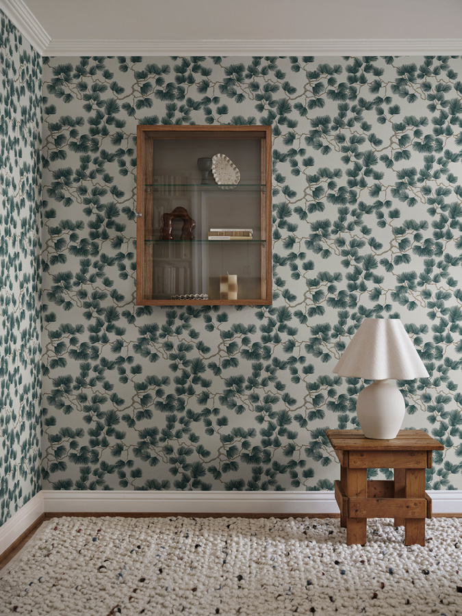Sandberg Wallpaper Pine in Green/Grey mit skandinavischem Kiefern-Motiv aus Vlies - Bild 2