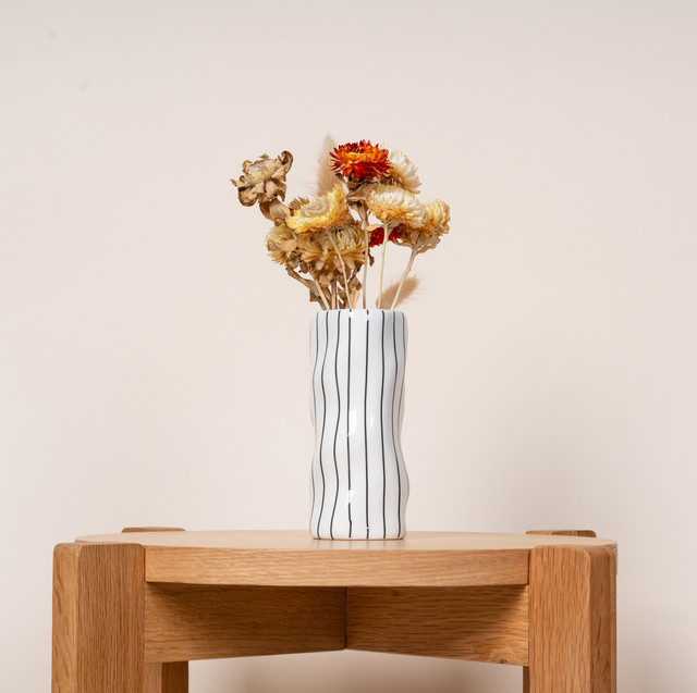 Keramik Vase von BLUME2000 mit Streifen in Schwarz, Weiß und Creme für den Tisch - Bild 1