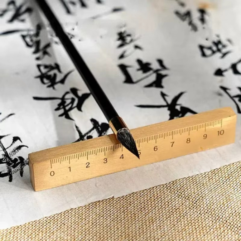 Suvtoper Briefbeschwerer aus Messing im Vintage-Design mit Gravur und Kalligraphie-Optik in Schwarz - Bild 1