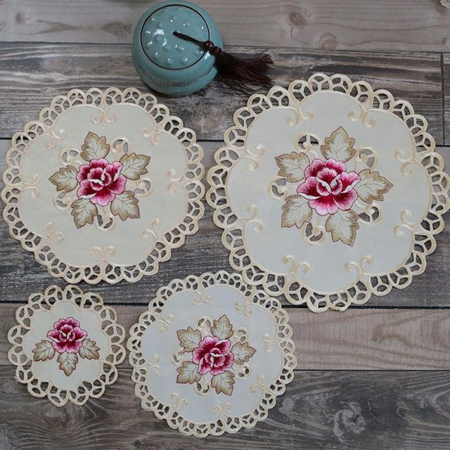 Yiran Furniture Tischset aus Baumwolle mit Blumenstickerei, rund, Farbe: Grau, Durchmesser: 15 cm - Bild 1