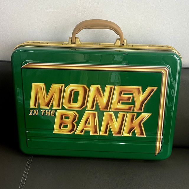 EvoHiker Money-In-The-Bank Championship-Vertragskoffer als Wrestling-Requisite in Grün - Bild 1