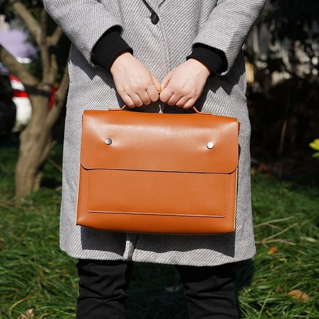 Wasserdichte Notebook-Hülle Quoko Laptop Tasche für 13,3 bis 15,6 Zoll als Schultertasche oder Aktentasche für MacBook Air und Pro in Blau oder Braun - Bild 1