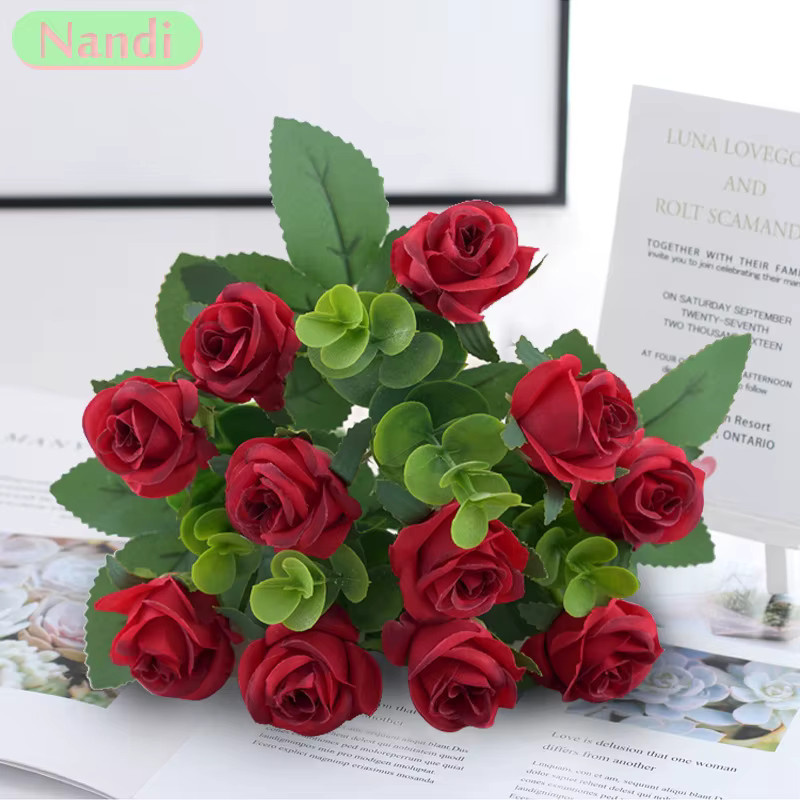 NANDI Kunstblumen Set aus roten Rosen und Eukalyptusblättern zur Dekoration für Hochzeit, Party und Tischdekoration - Bild 1