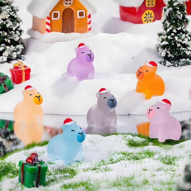 Yiran Toy Leuchtende Mini-Kapibara Figur mit Weihnachtshut für DIY Märchengarten und Party Dekoration, Mehrfarbig - Bild 1