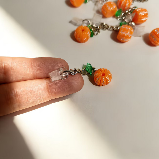 Niedlicher Orangen-Frucht-Anhänger als Staubschutz für Laptops und USB-C Anschlüsse in Orange - Bild 1