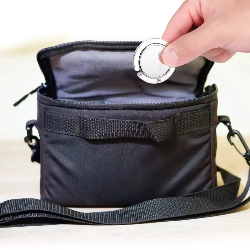 Runder Klapphaken aus Metall in Silber zum Aufhängen von Taschen und Geldbörsen als platzsparender Organizer - Bild 3