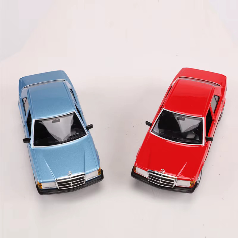 Bburago Mercedes-Benz 1984 190e, Automodell, 1:25, Grün/Rot, Metall - Bild 2