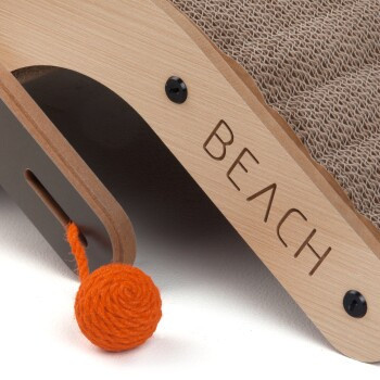 Canadian Cat Company Design-Kratzmöbel Beach Chair in Braun mit integriertem Spielzeug - Bild 2