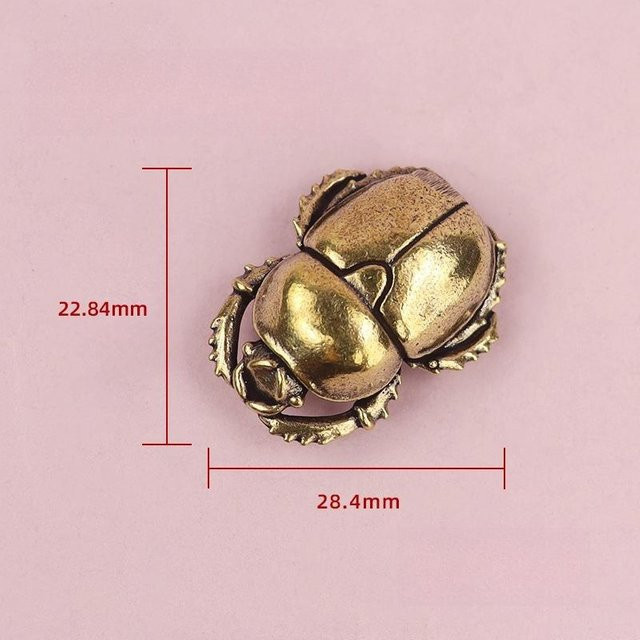 Marienkäfer-Ornament aus Metall in Beige und Gold als dekorative Insekten-Figur für deinen Schreibtisch oder dein Büro von HaiKouLiJinHaiKeJiYouXianGongSi - Bild 1