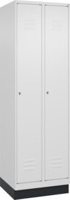 C+P Spind Classic PLUS Garderobenschrank mit 2 Abteilen, Sockel, Zylinderschloss, 4 Garderobenhaken und mittiger Trennwand, Farbe: Weiß/Grau, H x B x T: 195 x 60 x 50 cm - Bild 1