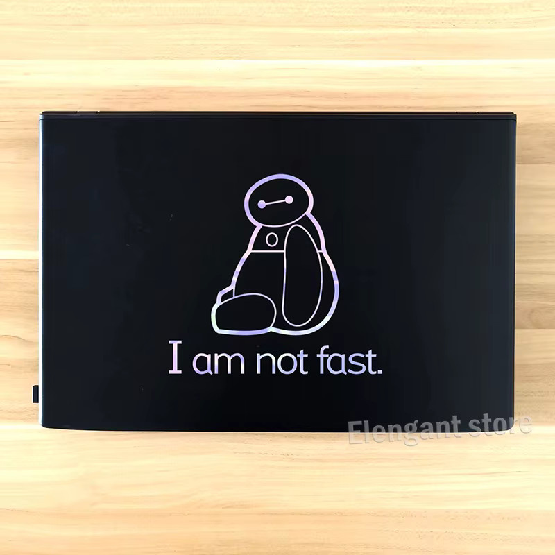Wasserfester Vinyl-Kunstaufkleber Baymax Big Hero I Am Not Fast Zitat in Blau und Weiß für Auto, Fenster oder Laptop - Bild 3