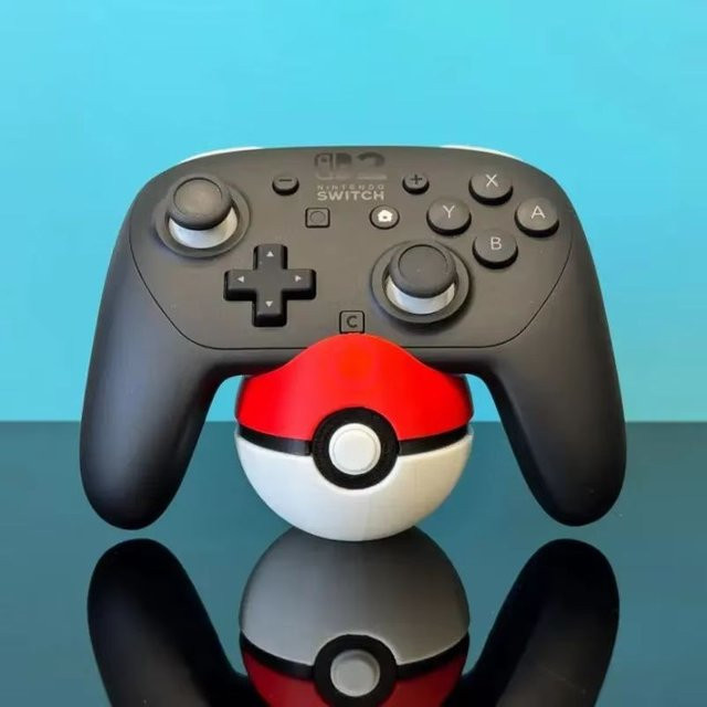 TAKARA TOMY Anime Pokémon Pokéball Controller-Halterung in Rot für PS5, XBOX und Nintendo Switch Pro Controller - Bild 1