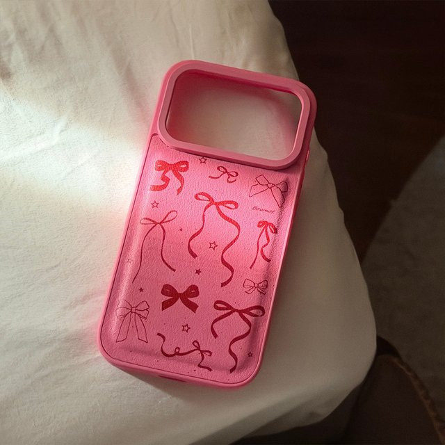 Potdemiel iPhone Schutzhülle mit roter Schleife und Ledertextur in Rot und Pink, stoßfeste Koreanische Vollbild-Handyhülle für iPhone 13 14 15 16 17 Pro Max - Bild 1