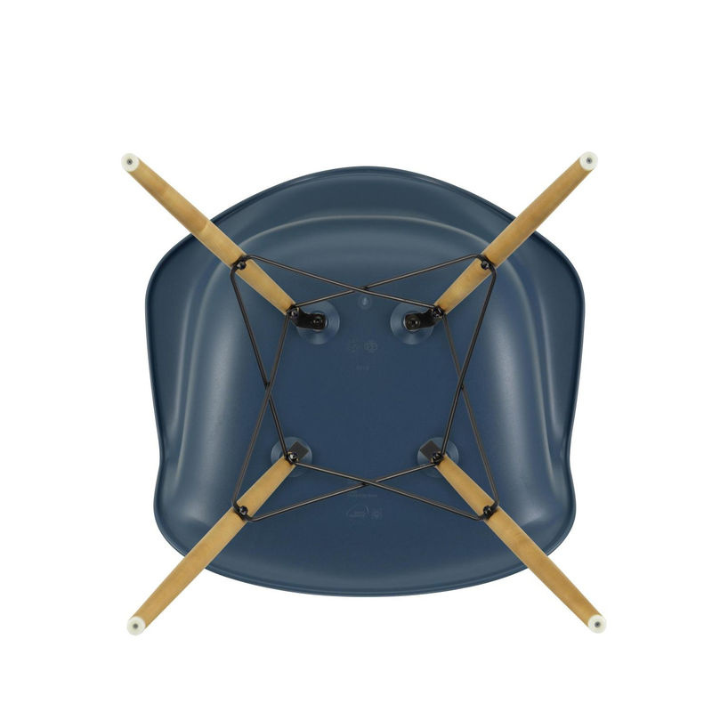 Vitra DAW Eames Plastic Armchair mit Armlehnen in Blau und Ahornholzgestell - Bild 2