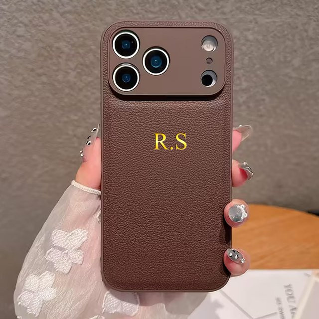 Personalisierte Kunstleder Handyhülle mit 3D Heißfolienprägung für Apple iPhone 15 Pro Max 14 13 in Gold und Braun - Bild 1
