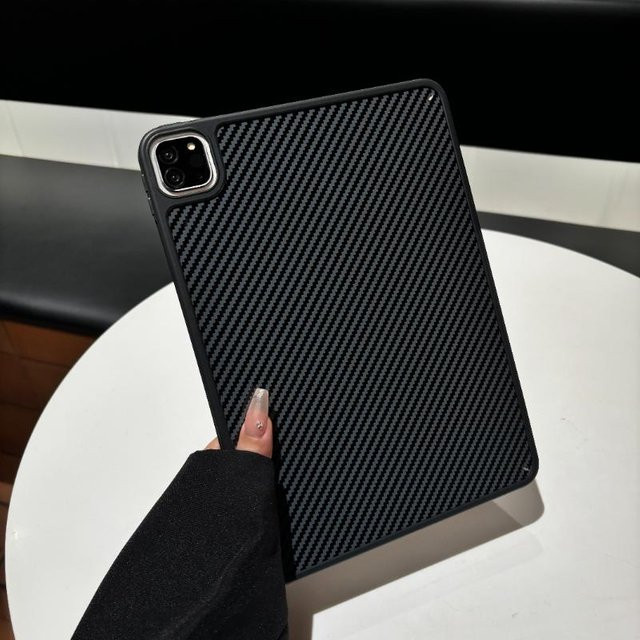 Rui Di Kohlefaser Hülle für iPad Air und Pro in Schwarz als Hartschalen Rückseite - Bild 1