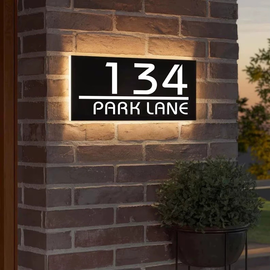 Personalisiertes LED-Hausnummernschild aus Acryl in Weiß mit warmweißem Up-Down-Licht für die Wand oder den Garten - Bild 2