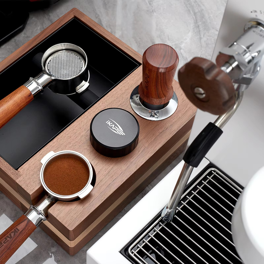 IKAPE Kaffee-Holztampfer V3 Espresso-Tamper aus Walnuss mit Titan-PVD-Beschichtung und kalibrierter Feder, Basispassung 51/54/58 mm, Braun/Schwarz - Bild 3