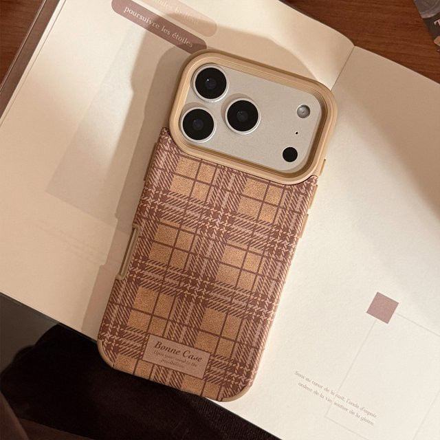 MUQGEW Handyhülle mit koreanischem Gittermuster und Lederstruktur für iPhone 11 bis iPhone 17 Pro Max Plus, stoßfest und schützend, Farbe: Braun - Bild 1