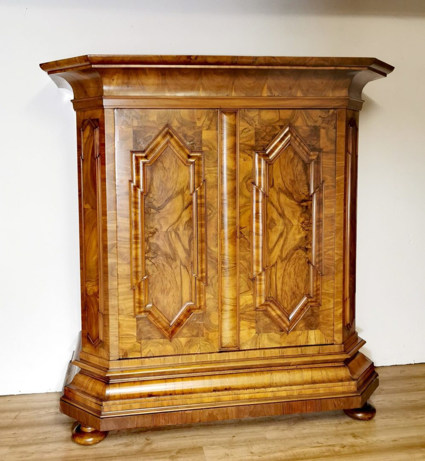 Antikhof Brück Barock Schrank aus Nussbaum in Braun, Höhe: 205 cm, Breite: 200 cm, Tiefe: 83 cm - Bild 1