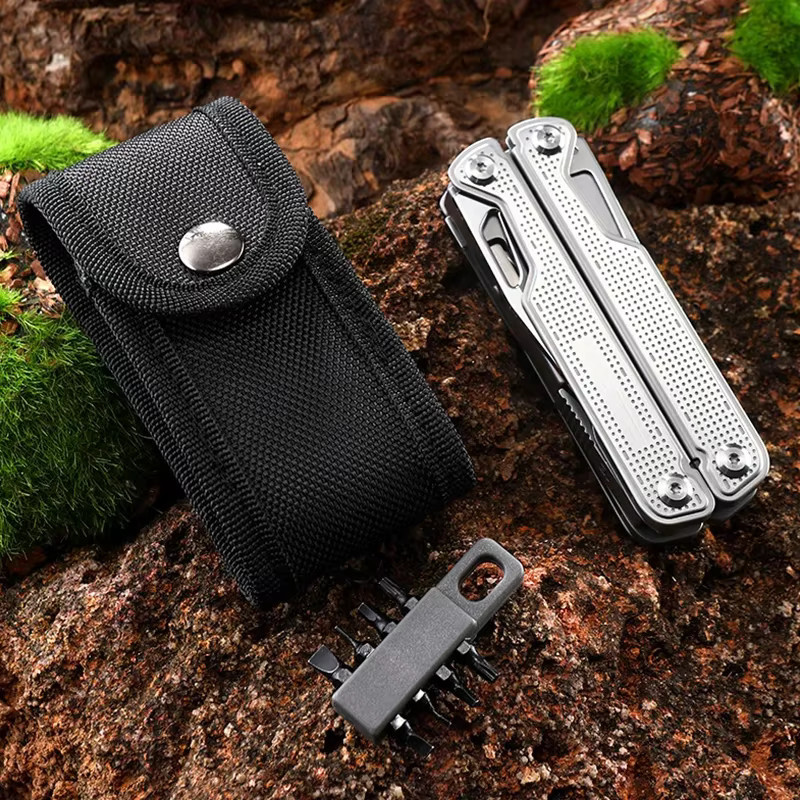 BHBT 25-in-1 Multitool-Zange in Silber und Schwarz mit Taschenschere, Sägen und Bits für Outdoor und Camping - Bild 2