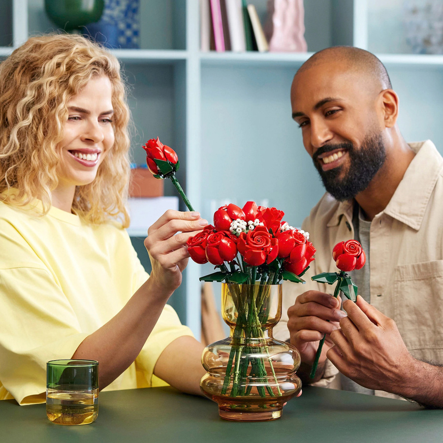 LEGO Icons Rosenstrauß 10328 – Florales Set in Rot, Grün und Weiß - Bild 5