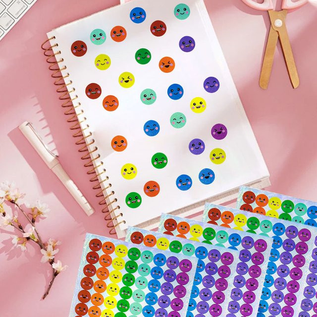 960 Stück Happy Face Aufkleber in Multicolor – Selbstklebende Smile-Belohnungssiegel aus Glitzerfolie - Bild 1