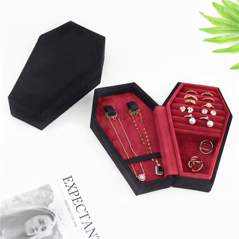 Lesaiyarr Schmuckschatulle Sarg aus Samt in Schwarz und Rot mit individuellem Logo für Halloween als personalisiertes Geschenk - Bild 4