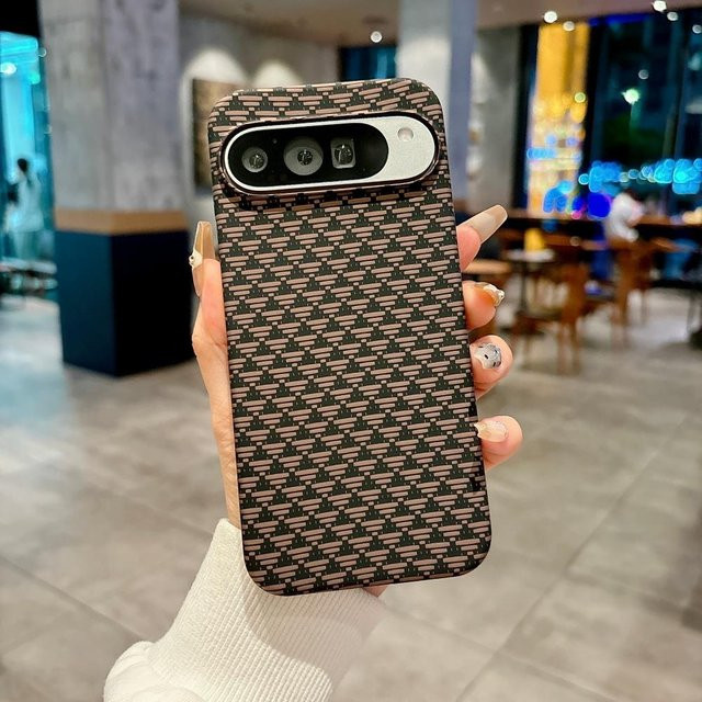 Rahmenlose Google Pixel Handyhülle mit Carbonfaser-Textur in Schwarz für Google Pixel 10 9 8 7 A Pro XL, mattiert und kabelloses Laden kompatibel - Bild 1