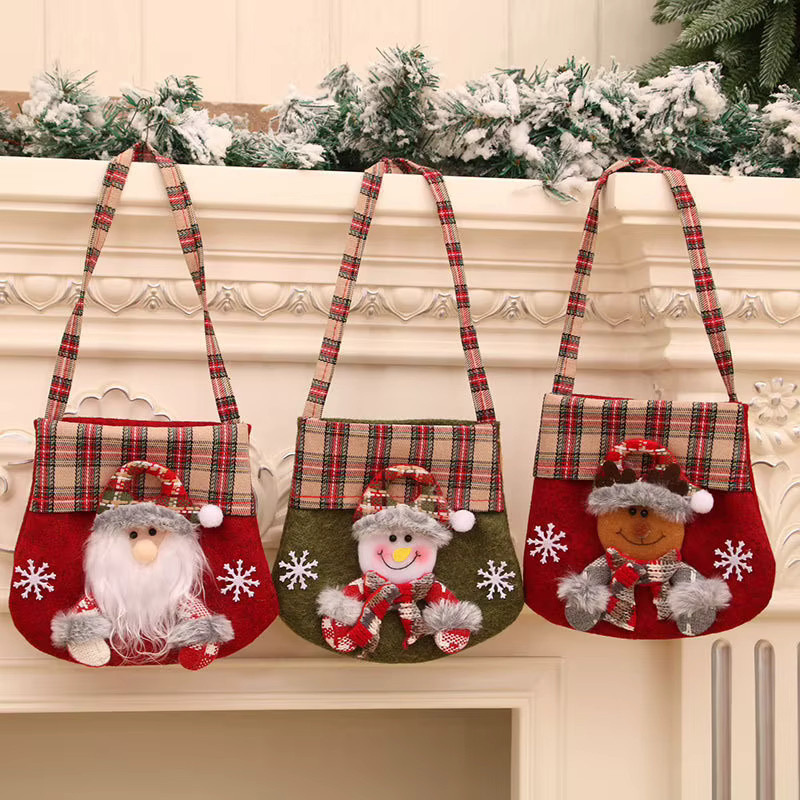 Weihnachtliche Geschenktasche aus Textil mit Motiv Santa Claus, Schneemann und Elch in Multicolour - Bild 4