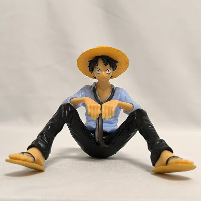 Bandai One Piece Luffy Figur, Sitzende Pose, Blaues Hemd, Einzelfigur - Bild 1