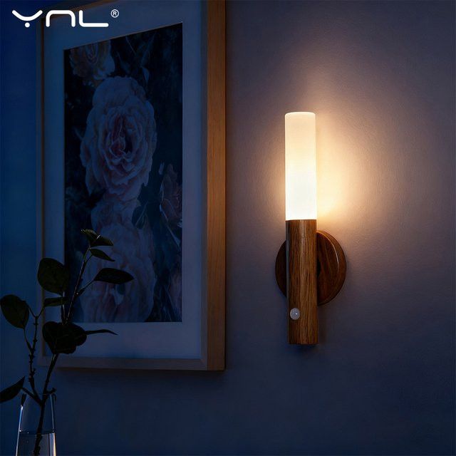 YNL Magnetische LED-Wandleuchte mit PIR-Bewegungsmelder und 360 Grad Rotation in Holzmaserung, wiederaufladbare Nachtlicht Lampe - Bild 1