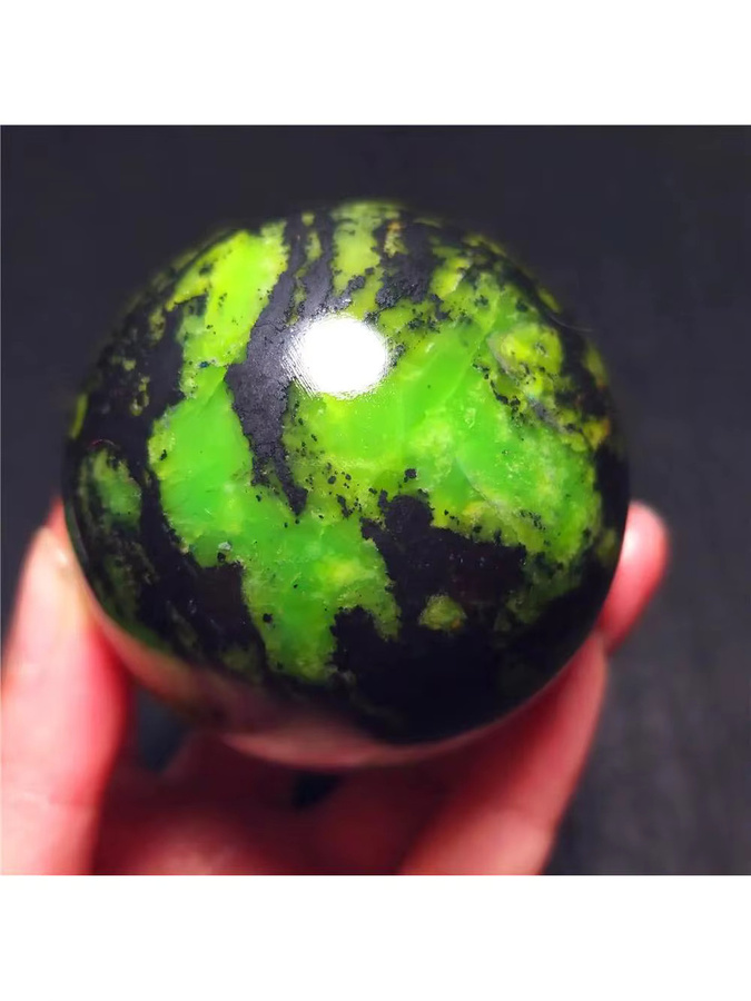 CrystalHola Grüne Opal-Kristallkugel aus Naturstein mit schwarzer Maserung als Tischdekoration - Bild 5