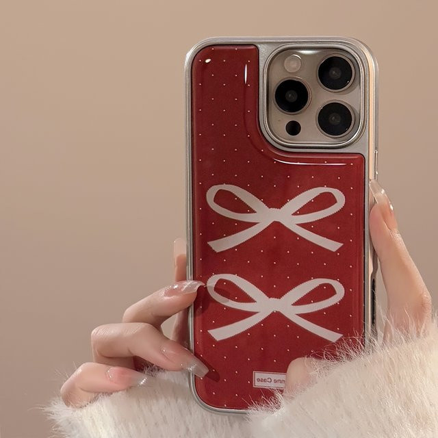 Rote iPhone Handyhülle mit weißer Schleife, Wellenpunktmuster und silbernem Rand für Apple iPhone 12 bis 17 Pro Max Plus - Bild 1