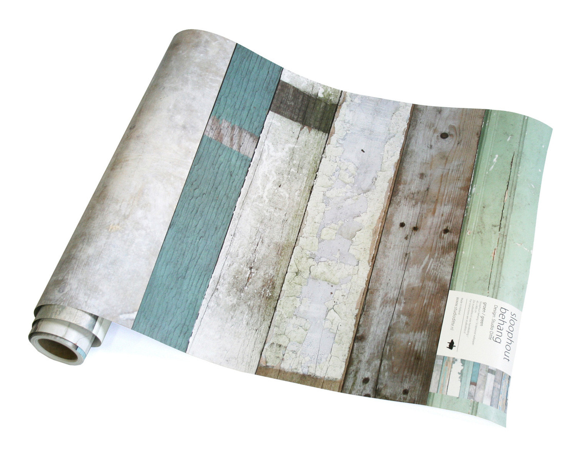 Studio Ditte Tapete Scrapwood Green in Naturtönen mit rustikalem Design und mattem Vlies-Finish - Bild 2
