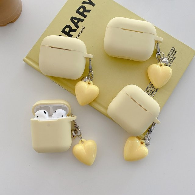 Gelbe Silikon-Kopfhörerhülle mit glänzender Oberfläche und Liebesherz-Anhänger für Apple AirPods 1, 2, 3, 4, Pro und Pro 2 - Bild 1