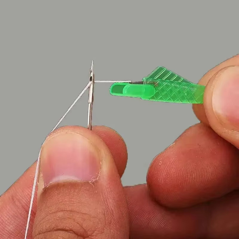 Automatischer Nadel-Einfädler in Fischform für Heim- und Maschinennähen, DIY-Nähwerkzeug aus Kunststoff, Grün und Pink - Bild 2