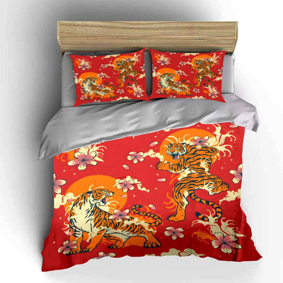 Bettwäsche-Set mit Tiger-Print, Kirschblüten und aufgehender Sonne in Rot, 1 Bettbezug und 2 Kissenbezüge, B/H: 135 x 200 cm - Bild 2