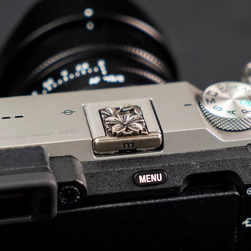 NiYi Metall-Blitzschuhabdeckung im Retro-Stil in Antik-Silber als staubdichte Kamera-Schutzkappe für Fujifilm XS20 XT50 XM5 XT30 Nikon Canon Sony - Bild 5