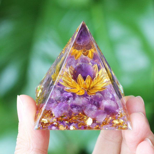 Orgonit Energiepyramide mit Amethyst Kugel in Lila als Chakra Werkzeug und Reiki Heilkristall Ornament - Bild 1