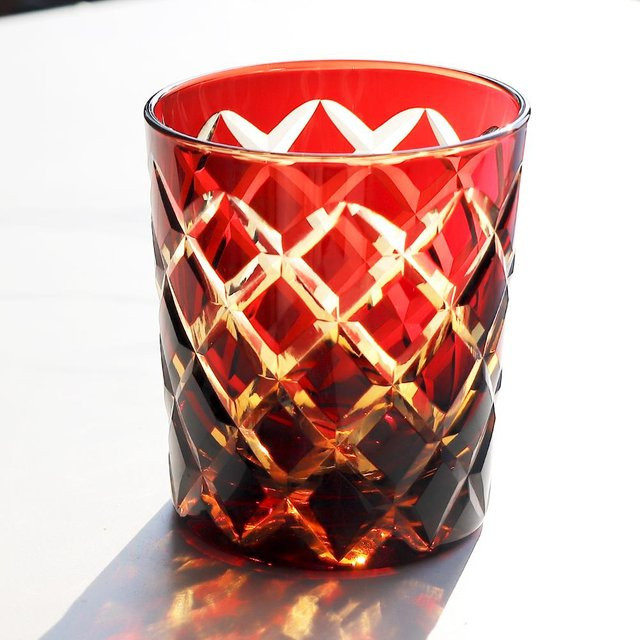 Yiran Furniture Whiskey-Glas Tumbler mit handgeschliffenem Rautenmuster in Rot, 240 ml - Bild 1