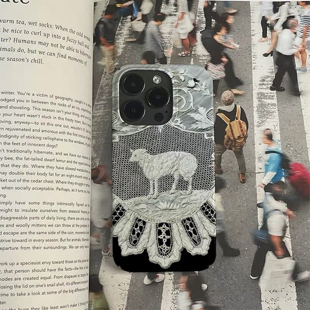 Glänzende Retro-Lamm Handyhülle aus hartem PC für iPhone 11 bis iPhone 17 Pro Max in Schwarz-Weiß - Bild 1