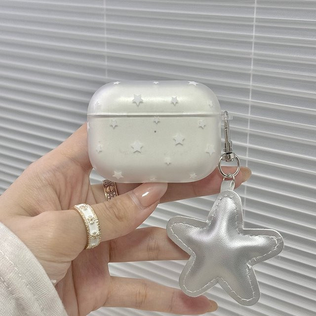 Schutzhülle für Apple AirPods 1, 2, 4, Pro, Pro 2 und Pro 3 in Mattweiß mit silbernem Sternen-Design und Leder-Sternanhänger - Bild 1