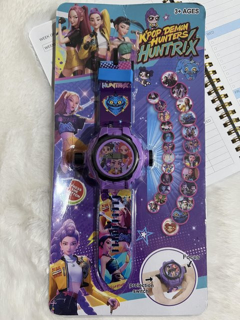 Yiran toy 1 Kpop Demon Hunters Huntrix Projektionsuhr Elektronisches leuchtendes Spielzeug - Bild 1