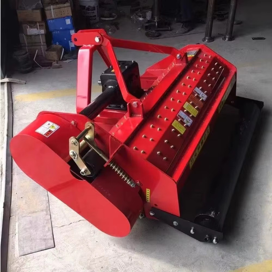 Professioneller landwirtschaftlicher Allradtraktor als Strohbrecher und Rückkehrmaschine in Rot - Bild 2