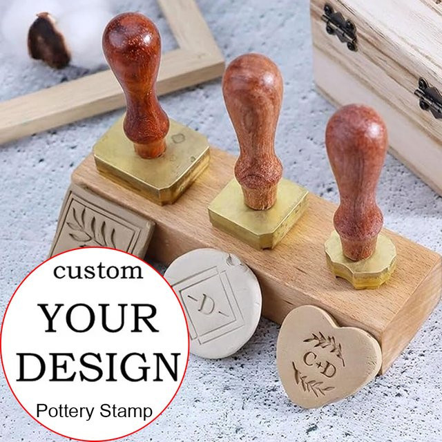 Individueller Tonstempel für Keramikdesign und Seifen in Braun, wählbar in den Größen 25mm, 30mm, 40mm oder 50mm als quadratischer oder runder Logo-Stempel für deine Töpferarbeiten - Bild 1