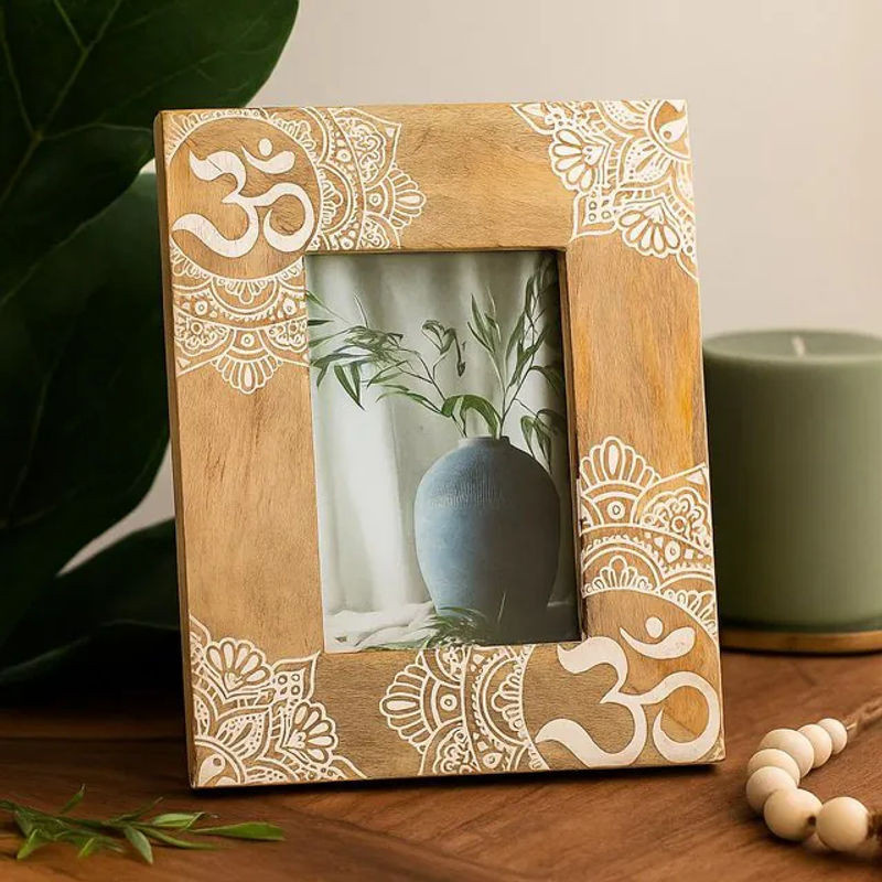 SHAMTAM Bilderrahmen aus Mangoholz mit Mandala-Design in Weiß und Braun, Tischaufsteller, B/H: 13 x 18 cm - Bild 1