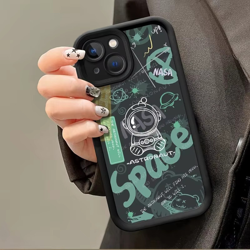 Schwarze High-Tube-Handyhülle mit Cartoon-Astronautenmuster für iPhone 17, 16 und 15 Serien - Bild 4